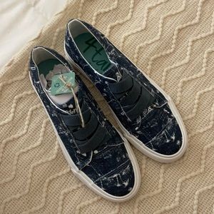 4 EARTH Blowfish Malibu brand new sneaker